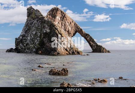 Bow Fiddle Rock è un naturale arco sul mare vicino a Portknockie sulla costa nord-orientale della Scozia. Foto Stock