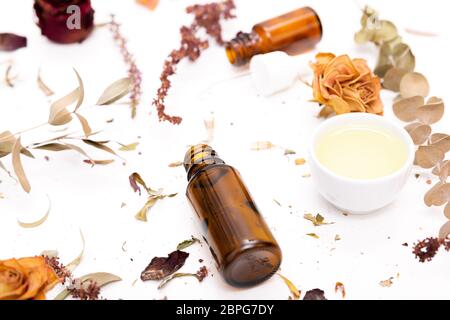 Botanico aromatico cosmetici. Le erbe aromatiche essiccate fiori miscela, fango facciale della maschera di argilla, oli, applicazione a pennello. A base di erbe olistico skincare bellezza hack Foto Stock