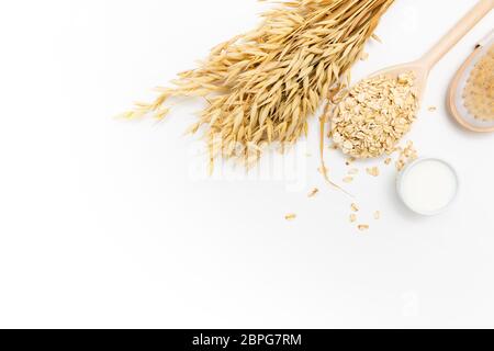 Pelle naturale prodotto di pulitura per body detox. Fiocchi di avena, panna, latte di avena, scrub del corpo spazzola, tavolo bianco, home spa. Foto Stock