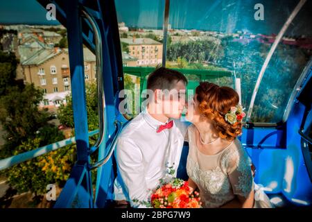 Sposa e lo sposo nella ruota panoramica Ferris. Foto Stock