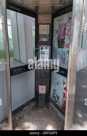 Bristol-May-2020-England-una vista ravvicinata di un vecchio telefono pubblico a pagamento nel centro della città Foto Stock