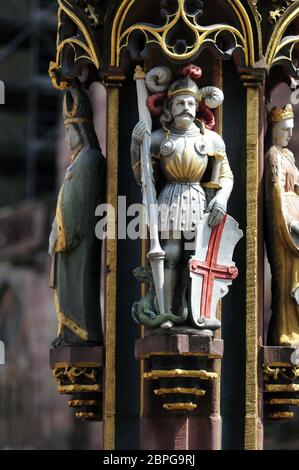 Schulptur des heiligen Schulz und Münsterplatz von Schulz in Freiburg im Breisgau Foto Stock