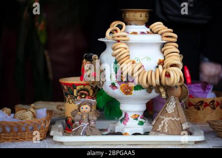 Bielorussia, la città di Gomil, 24 febbraio 2020. Maslenitsa Holiday.Russian samovar e un sacco di bagel. Simboli della Russia. Foto Stock