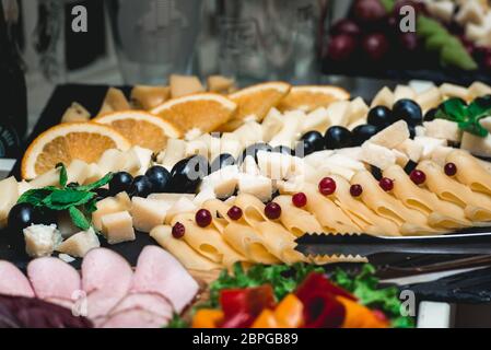 Candybar in un ristorante. Tavolo bianco decorato con pasticceria dolce Foto Stock