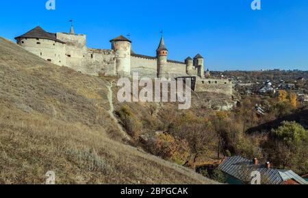 Vista di Kamianets-Podilsky famosa fortezza antica e parte della città in autunno, Ucraina. Foto Stock