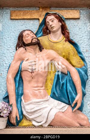 Il bassorilievo di colori che rappresentano la Pietà di Michelangelo. Santa Maria Madre e Gesù Cristo dopo la crocifissione. Esso può essere utilizzato per concetti e e Foto Stock