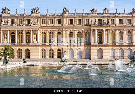 Palazzo di Versailles a metà autunno. Edificio colorato con un sacco di colori caldi. Angolo stretto shot Foto Stock