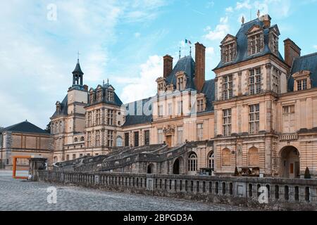 Il Palazzo di Fontainebleau alla luce del giorno. Vista dal basso. Monumenti della Francia Foto Stock