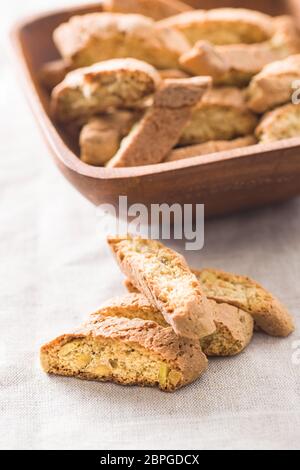 Dolce cantuccini biscotti. Biscotti italiani sulla tovaglia. Foto Stock