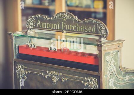 Primo piano del vecchio registratore di cassa vintage isolato in un negozio d'epoca, che mostra l'importo acquistato, Regno Unito. Vecchio stile, vintage contanti fino. Foto Stock