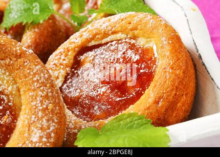 Piccolo giro torte ripiene con purea di mela Foto Stock