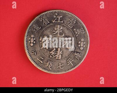 Moneta d'argento cinese vintage 7 mace e 2 Candereens dalla provincia di Lung Kiang in Cina, circa 1889 Foto Stock
