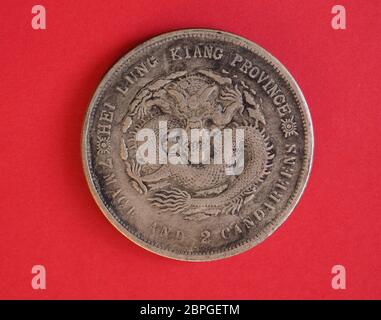 Moneta d'argento cinese vintage 7 mace e 2 Candereens dalla provincia di Lung Kiang in Cina, circa 1889 Foto Stock
