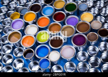 Lattine di metallo con vernice di colore Foto Stock