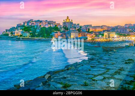 Vista del Porto Maurizio sulla Riviera Italiana nella provincia di Imperia Liguria, Italia Foto Stock