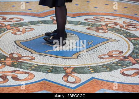 MILANO - 28 SETTEMBRE 2018: Galleria Vittorio Emanuele II, centro commerciale di lusso. Pavimento decorativo, toro mosaico. La galleria è stata progettata e costruita b Foto Stock