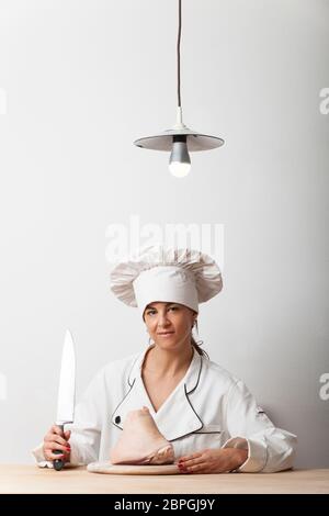 Lo chef femmina con un coltello Foto Stock