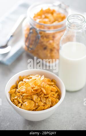 Cereali per la prima colazione o cornflakes nella ciotola e latte. Foto Stock
