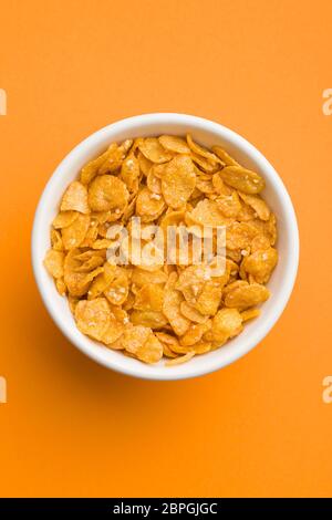 Cereali per la prima colazione o cornflakes nella ciotola. Vista dall'alto. Foto Stock