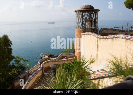 Villa comunale con elementi tipici di Vietri sul mare ceramiche, la Costiera Amalfitana - Salerno, Italia Foto Stock