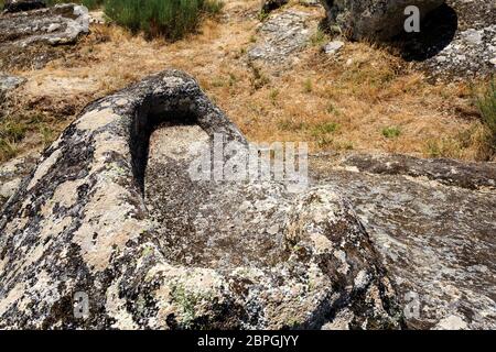 Vista di una roccia di granito tagliato non-antropomorfi grave presso il St Gens necropoli site vicino a Celorico da Beira, Beira Alta, Portogallo Foto Stock