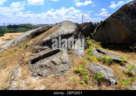 Vista di una roccia di granito tagliato non-antropomorfi grave presso il St Gens necropoli site vicino a Celorico da Beira, Beira Alta, Portogallo Foto Stock