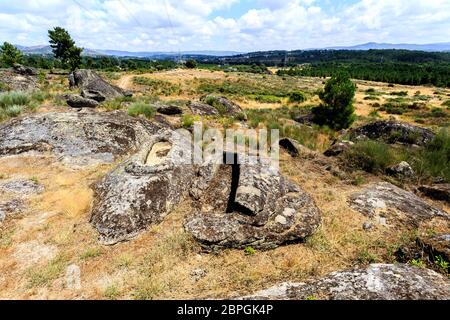 Vista di una coppia di roccia di granito tagliato non-antropomorfi graves al St Gens necropoli site vicino a Celorico da Beira, Beira Alta, Portogallo Foto Stock