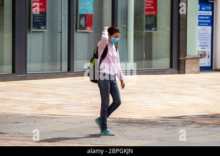 Dundee, Tayside, Scozia, Regno Unito. 19 maggio 2020. UK Meteo: Caldo mattina nuvoloso con intervalli di sole a Dundee, Scozia, temperatura massima 21°C. Il governo scozzese ha chiarito che alcuni negozi principali del centro città possono essere aperti solo per i lavoratori chiave, gli acquirenti essenziali e le consegne a domicilio, ma devono mantenere le distanze sociali l'uno dall'altro. Il pubblico è ancora consigliato contro tutti i viaggi non essenziali e che il blocco Covid-19 ha certamente ridotto il numero di persone nel centro di Dundee. Credit: Dune Photographics/Alamy Live News Foto Stock