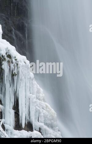 Dettagli della cascata invernale, Pistyll Rhaeadr, Powys, Galles. Foto Stock