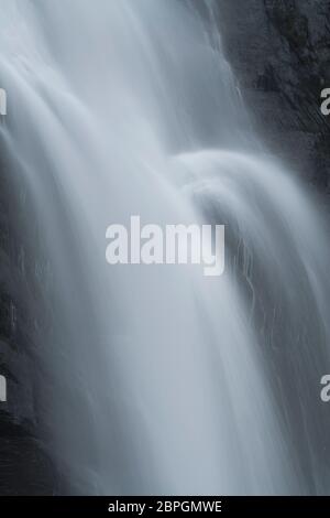 Dettagli della cascata invernale, Pistyll Rhaeadr, Powys, Galles. Foto Stock