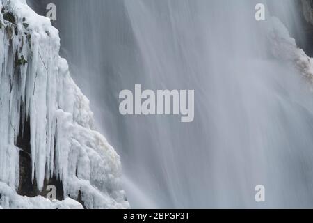 Dettagli della cascata invernale, Pistyll Rhaeadr, Powys, Galles. Foto Stock