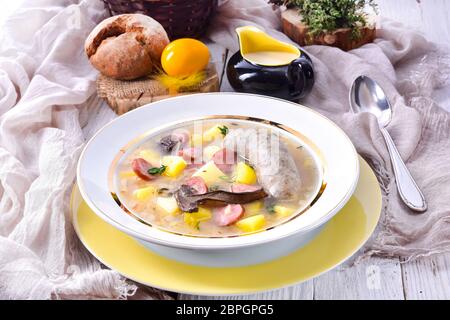 Un polacco zuppa di Pasqua in casa con salsiccia bianca e funghi Foto Stock