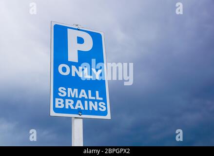 Segnale di stazionamento . segnale di parcheggio riservato per talune categorie . Foto Stock