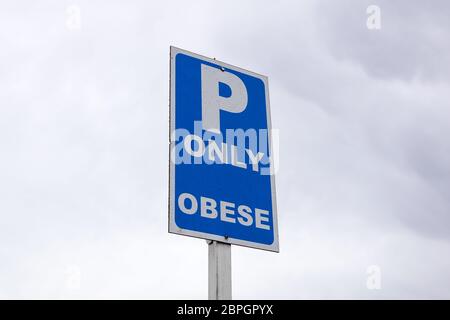 Segnale di stazionamento . segnale di parcheggio riservato per talune categorie . Foto Stock