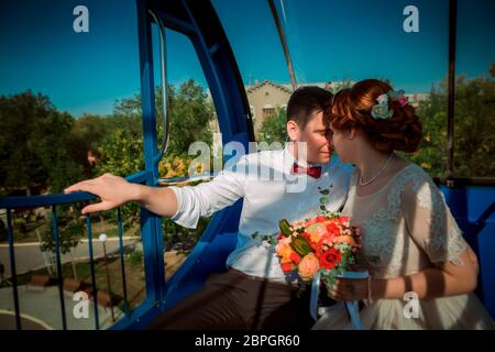 Sposa e lo sposo nella ruota panoramica Ferris. Foto Stock