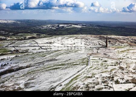 Vista aerea della torre BT comune di Sutton nella neve Foto Stock