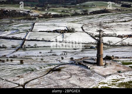 Vista aerea della torre BT comune di Sutton nella neve Foto Stock