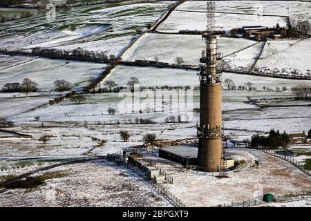 Vista aerea della torre BT comune di Sutton nella neve Foto Stock