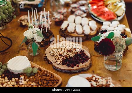 Candy Bar. Delizioso buffet dolce con diversi dolci. Tavolo con dessert e frutta Foto Stock
