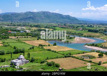 La moschea di piombo con lussureggianti prati verdi di Scutari, Albania Foto Stock