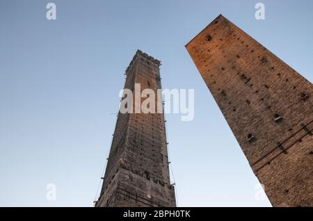 Bologna, Emilia Romagna, Italia. Dicembre 2018. Le due torri medievali della città asinelli, il più alto e Garisenda. Essi sono un simbolo della città Foto Stock