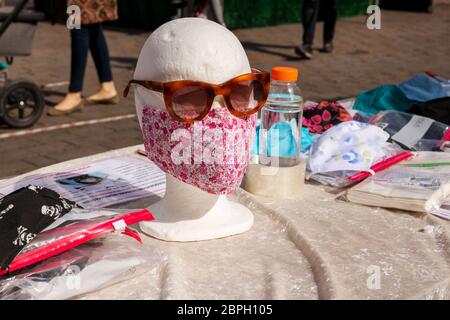 Cabina di vendita con maschere facciali a Berlino Mitte Foto Stock