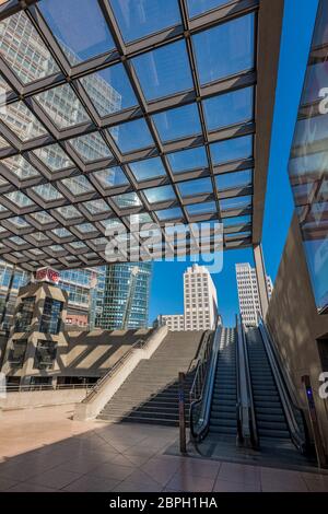 Strade e piazze vuote a Berlino durante la crisi della corona. A causa della pandemia di Covid-19, la città appare deserta. Qui: Potsdamer Platz Foto Stock