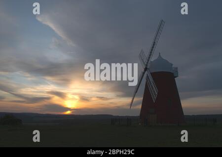 Tramonto dietro il mulino a vento di Harnaker vicino a Chichester in Sussex occidentale, il mulino è classificato di grado 2 e risale alla metà del 18 ° secolo recentemente restaurato. Foto Stock