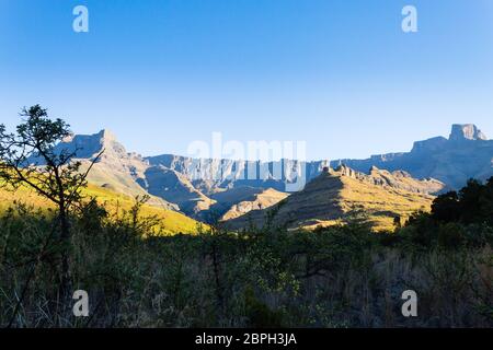 South African landmark, Anfiteatro dal Royal Natal National Park. Drakensberg montagne paesaggio. Picchi superiore Foto Stock