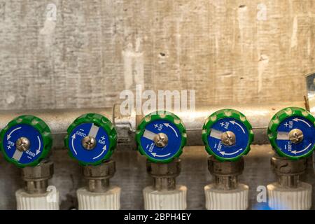 armadio idraulico. spegnere l'acqua calda o fredda. Rimozione della riparazione del collettore dell'acqua fredda Foto Stock