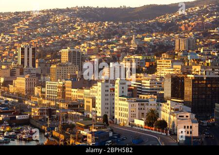 Colline e lungomare di Valparaiso, Valparaiso Regione, Cile, Sud America Foto Stock