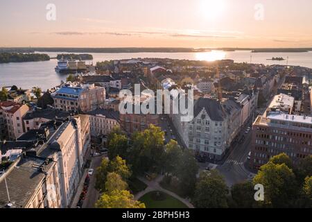 Vista aerea del quartiere Katajanokka di Helsinki, Finlandia, in estate mattina Foto Stock