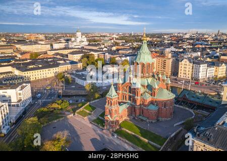 Vista aerea della Cattedrale di Uspenski e dello skyline di Helsinki in estate. Finlandia. Foto Stock