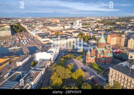 Vista aerea della Cattedrale di Uspenski e dello skyline di Helsinki in estate. Finlandia. Foto Stock